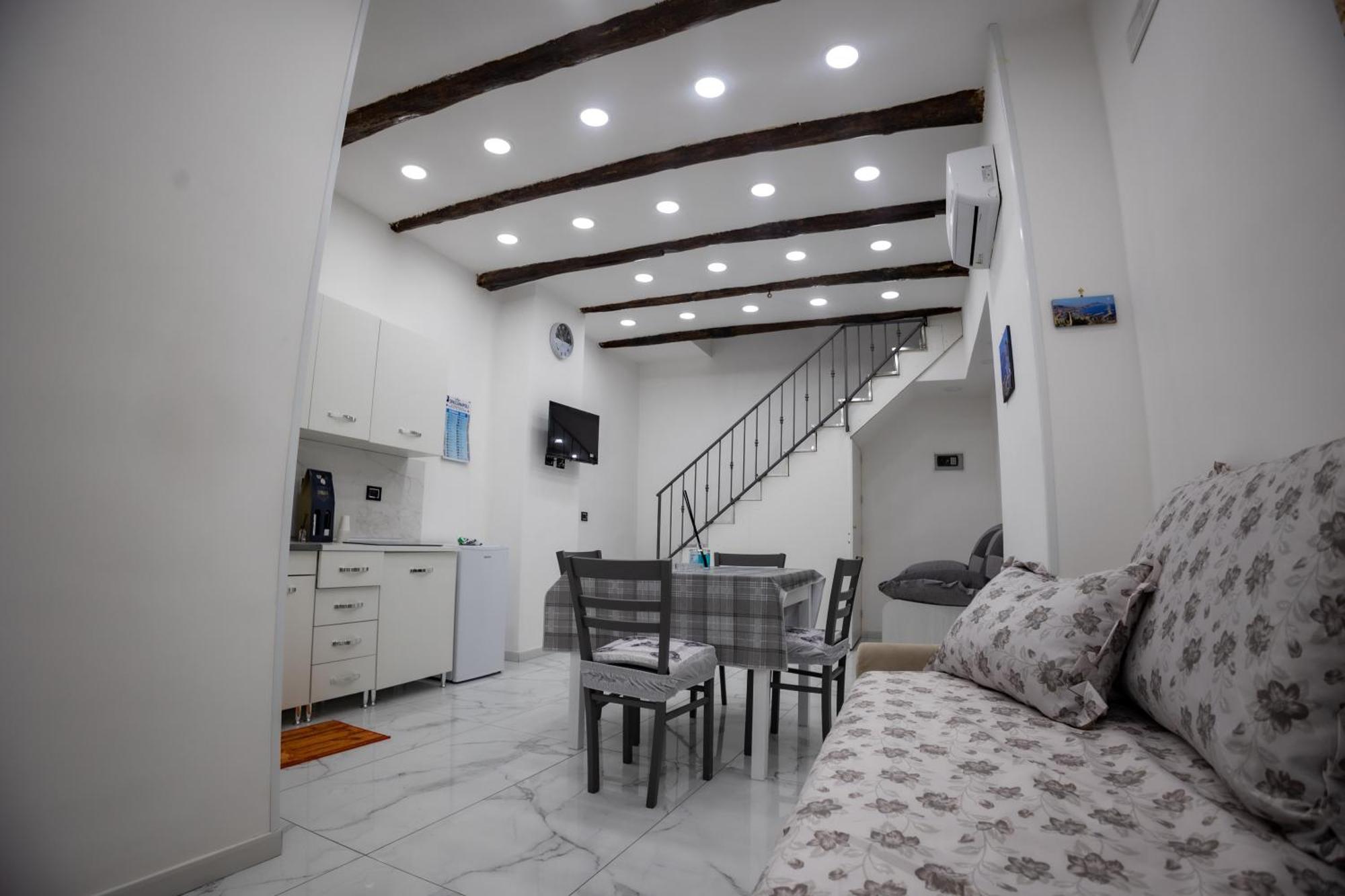 Royal Spaccanapoli Apartment Exterior photo